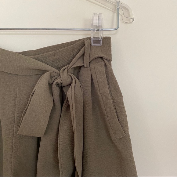 NWOT Zaful olive green Flowey shorts with Tie - Picture 2 of 3